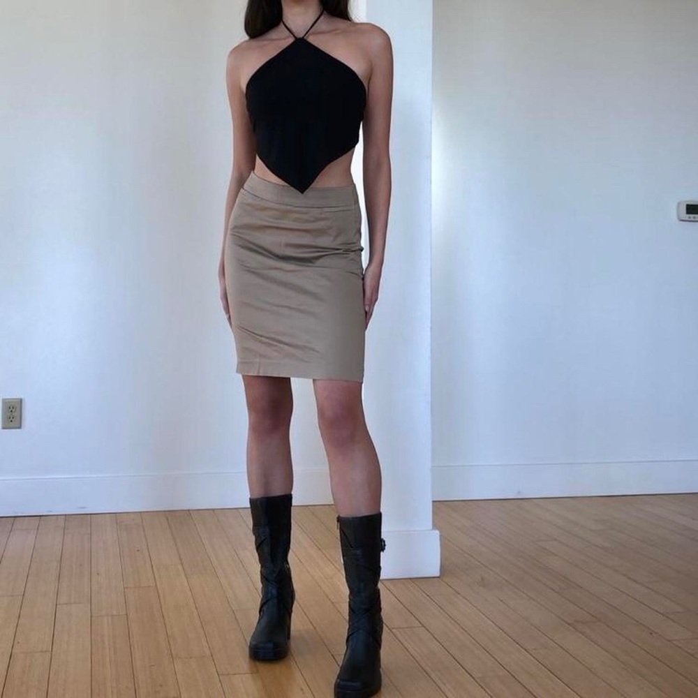 Chic and stylish khaki midi skirt that’s the perfect layering piece